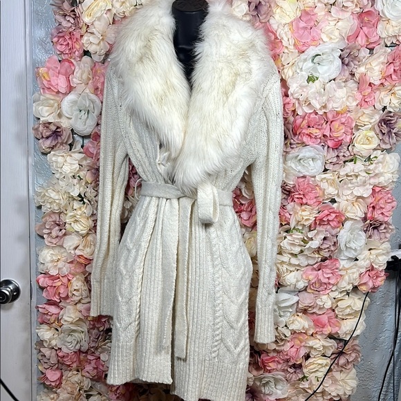 A006 Elegant Cream Sweater with Faux Fur Collar - Picture 1 of 5